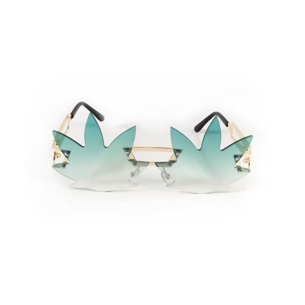 Image des lunettes de soleil de CanEmpire rappelant la forme de feuilles de cannabis. Ces lunettes idéales pour la saison estivale et les festivals sont disponibles en rose et en vert, en plus d'être accompagnées d'une étui de cuir synthétique écologique.