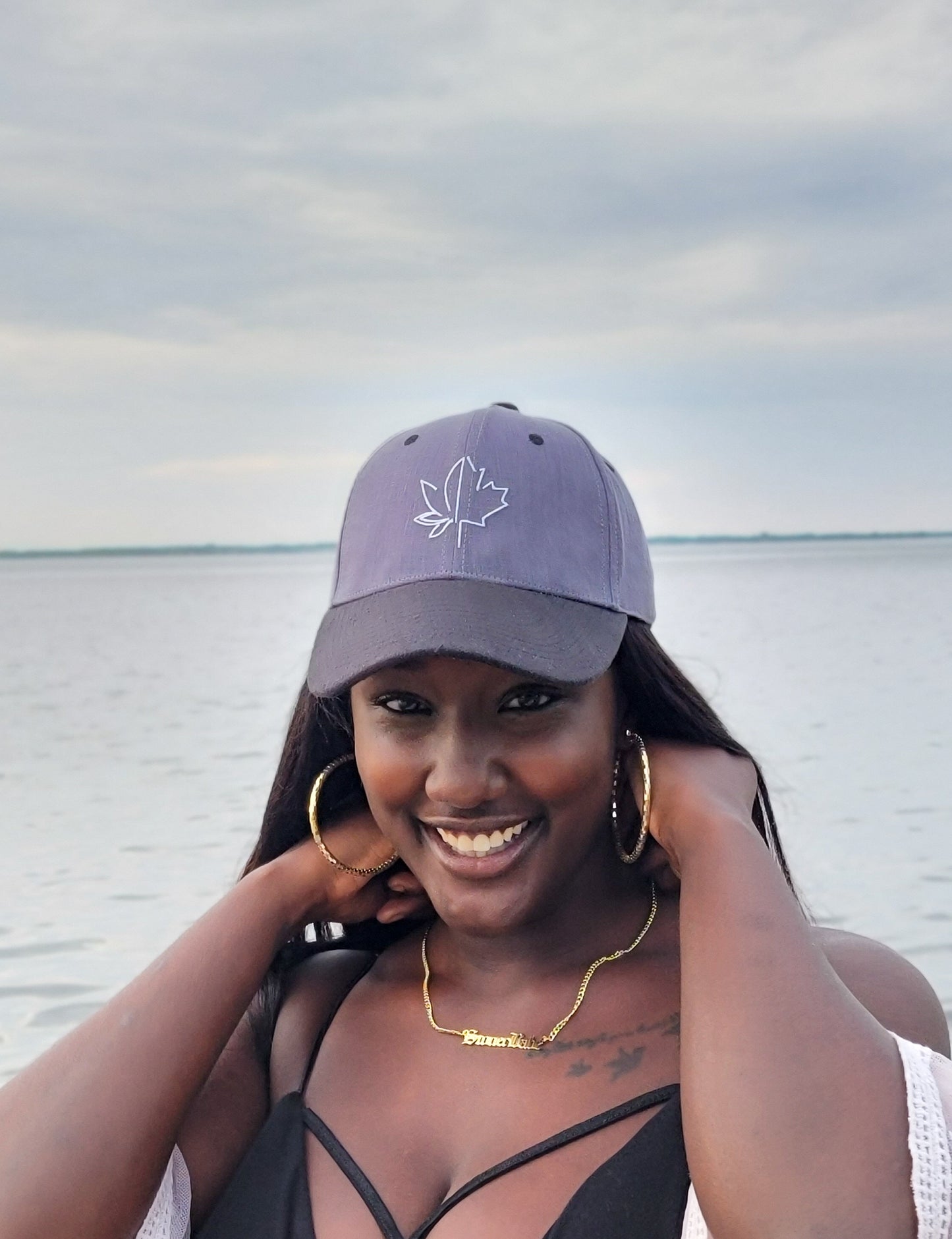 Image de la casquette #CanStyle en chanvre de CanEmpire. Grâce à son tissu composé à 100% de chanvre, la casquette noire & grise offre des propriétés thermorégulatrices & de protection UV.