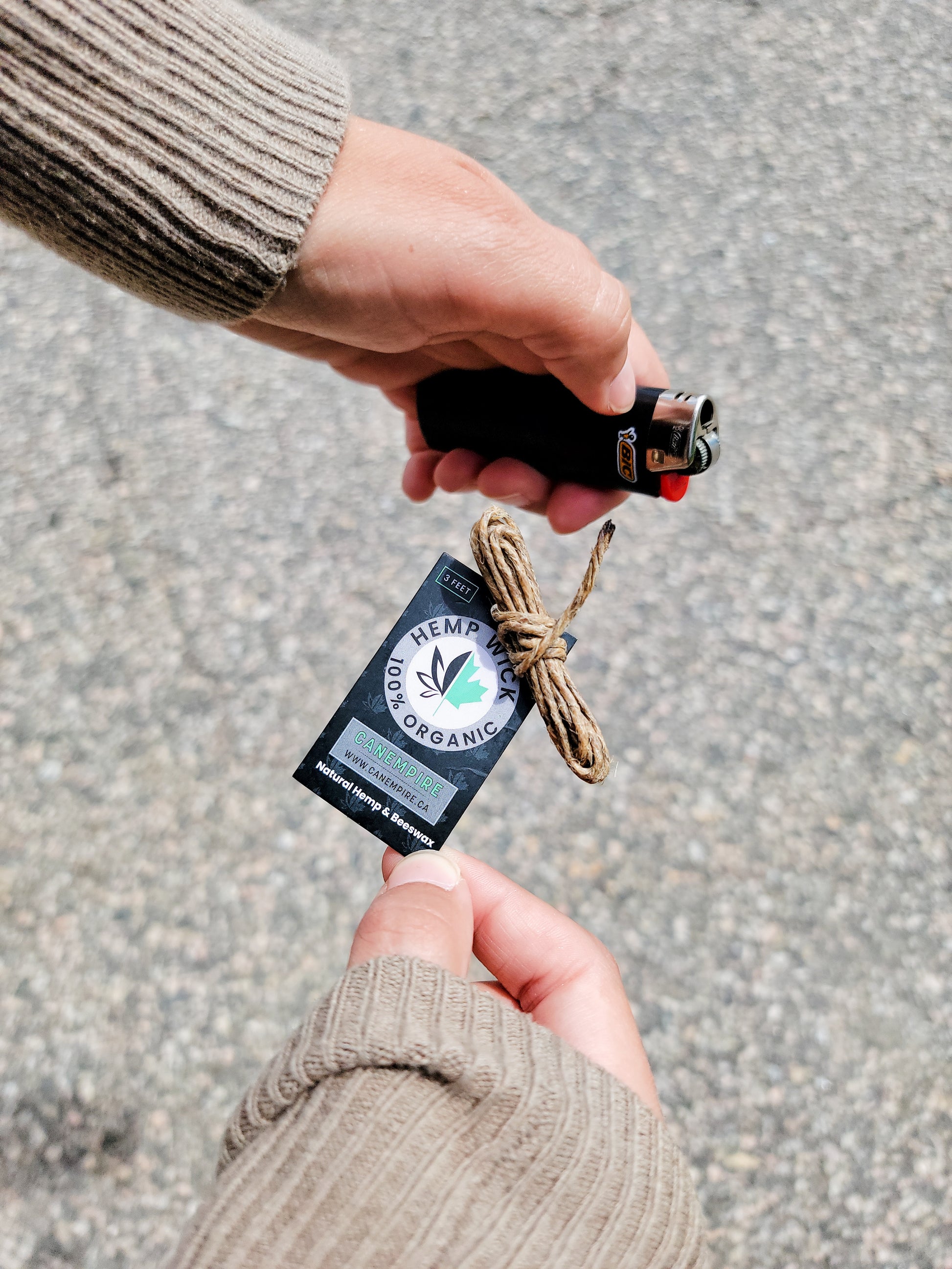 Image des mèches de chanvre biologiques avec cire d'abeille de CanEmpire. Ces cordes de chanvre 100% naturelles de 3 pieds sont l'indispensable à vos inhalations.