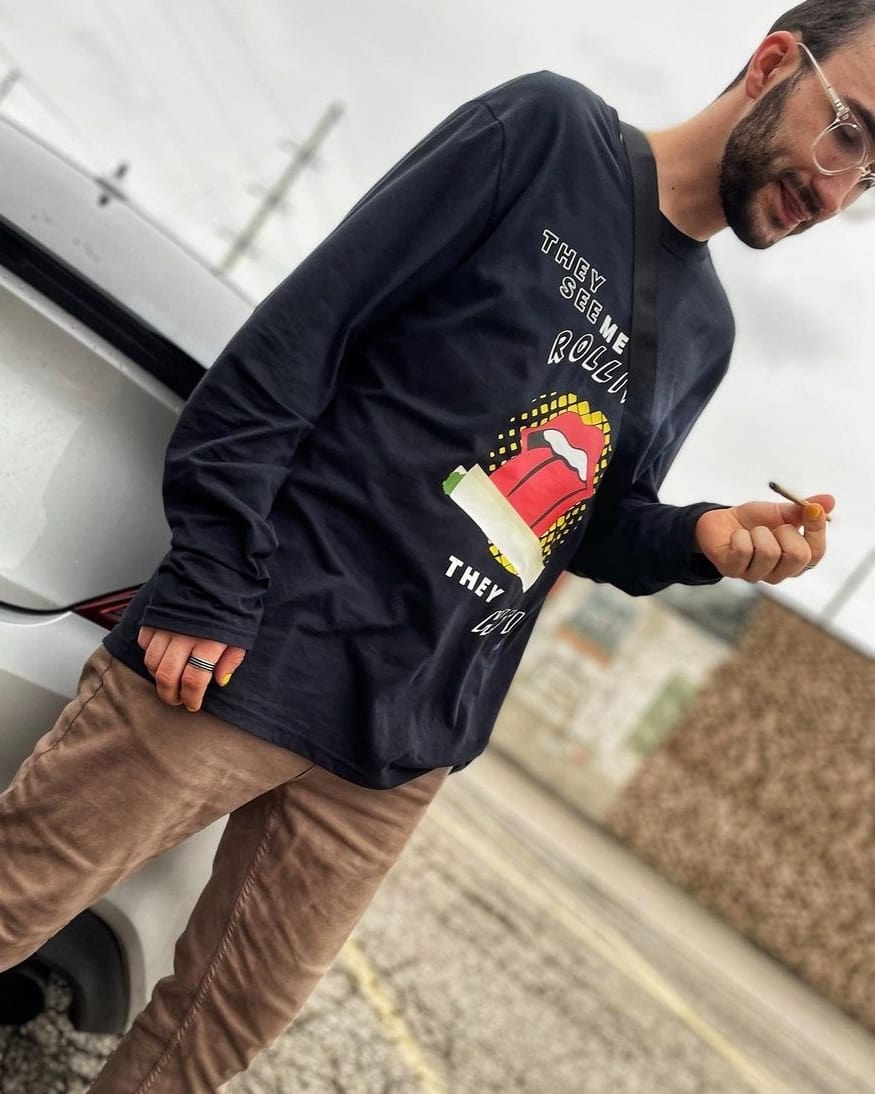 Image du t-shirt manches longues noir They See Me Rollin' de CanEmpire. Ce chandail présentant une illustration suivant la thématique du cannabis est fabriqué au Canada avec un tissu 100% coton biologique!