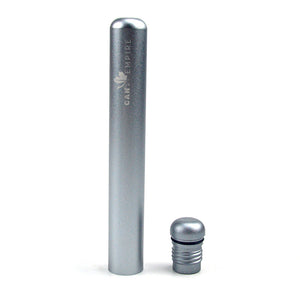 Image des tubes de transport anti-odeur faits d'aluminium de CanEmpire. Ces petits tubes de format idéal pour transporter vos préroulés sont imperméables, hermétiques & discrets.