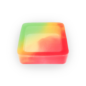 Image d'un cendrier en résine de CanEmpire aux couleurs rappelant la culture Rastafari. Cette oeuvre artisanale offre une protection à la chaleur ainsi qu'un style & une durabilité incomparable.