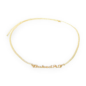 Image du collier en acier inoxydable de CanEmpire arborant la mention BakedAF. Ces bijoux plaqués or et à thématique de cannabis sont disponibles en plusieurs variantes de texte.