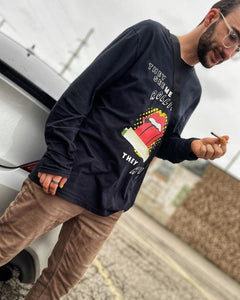 Image du t-shirt manches longues noir They See Me Rollin' de CanEmpire. Ce chandail présentant une illustration suivant la thématique du cannabis est fabriqué au Canada avec un tissu 100% coton biologique!